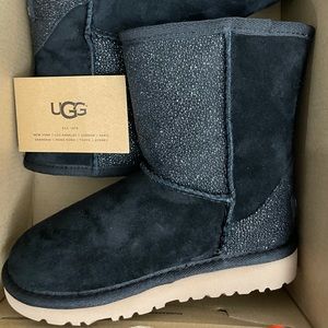 NWT Kid Ugg’s Classic short serein size 11
